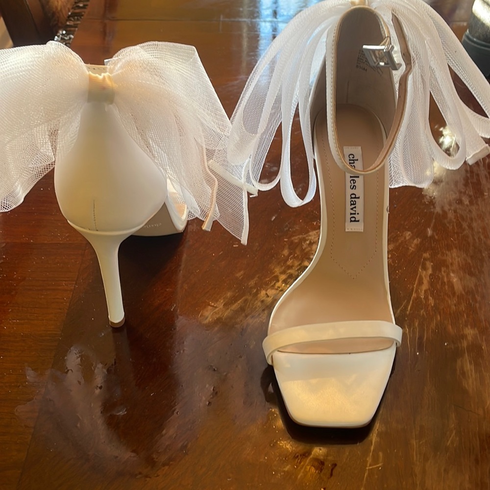White sandal with bow